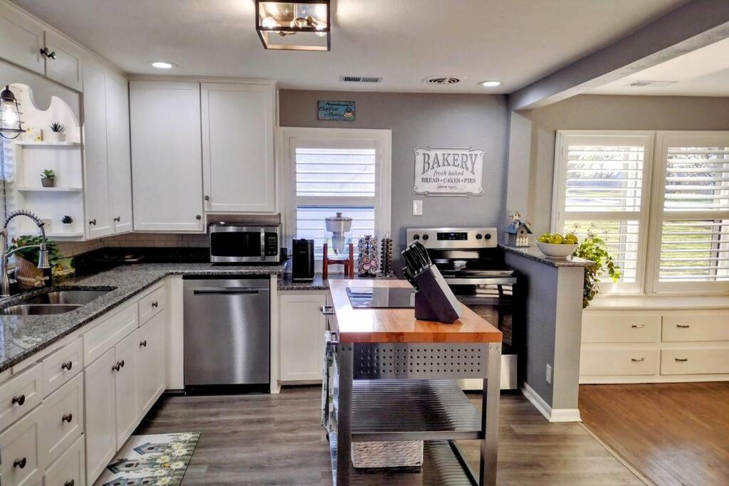 1908 Modern Farmhouse On Large Private Treed Lot Shawnee Esterno foto