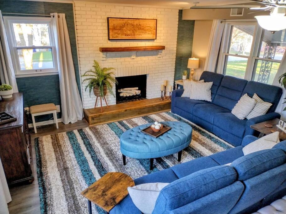 1908 Modern Farmhouse On Large Private Treed Lot Shawnee Esterno foto