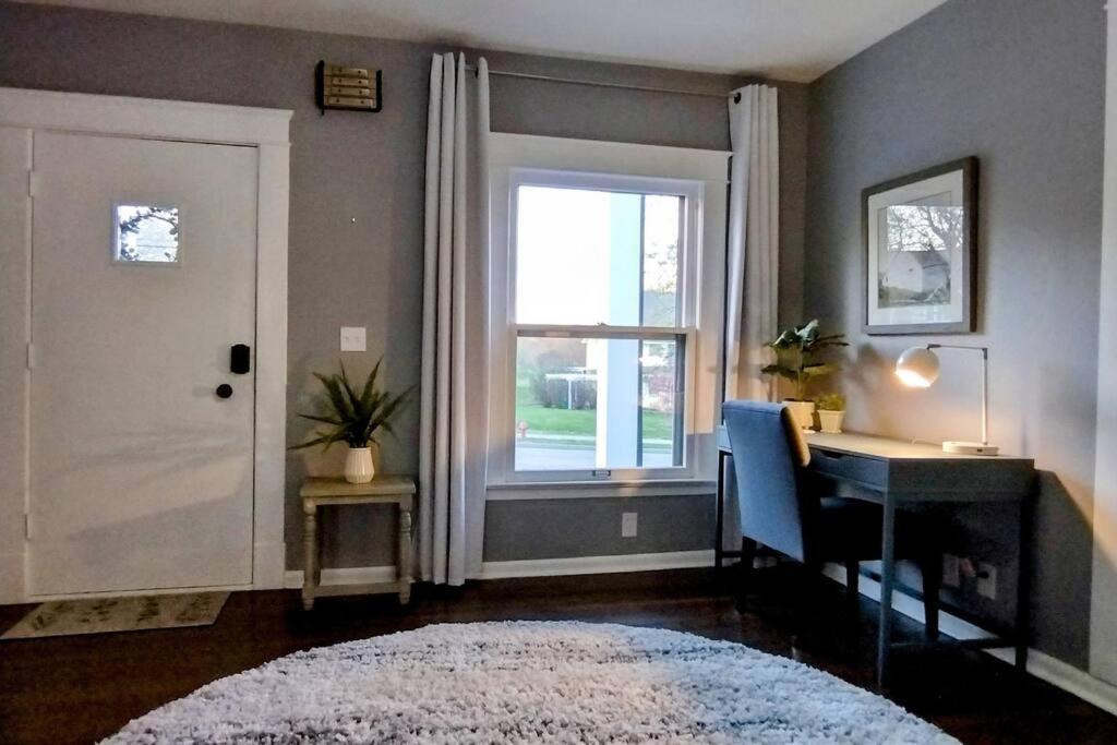 1908 Modern Farmhouse On Large Private Treed Lot Shawnee Esterno foto