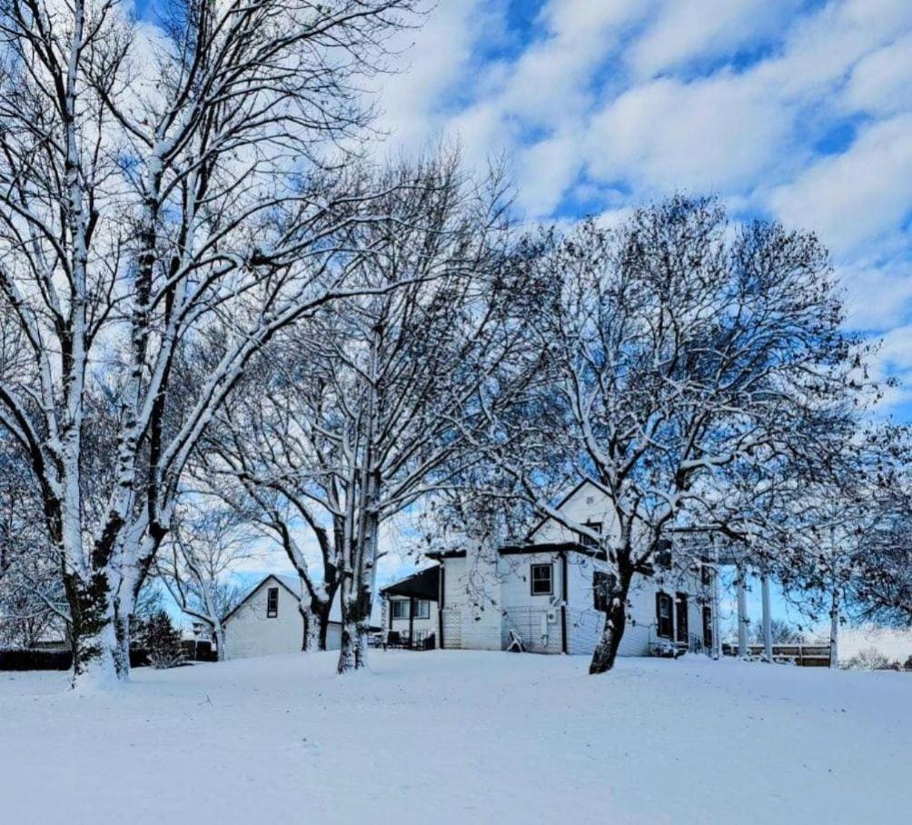 1908 Modern Farmhouse On Large Private Treed Lot Shawnee Esterno foto